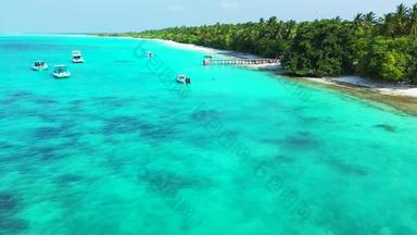 热带飞旅游拍摄白色桑迪天堂海滩绿松石海背景色彩鲜艳的
