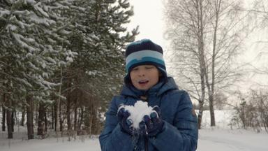 少年男孩打击雪手冬天木森林公园高加索人央行下降了