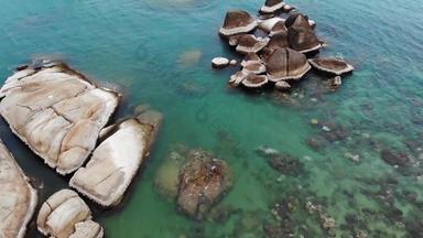 著名的祖父祖母岩石位于海岸蓝色的海KOH寒岛泰国欣欣Yai石头旅游吸引力不寻常的海岸线无人机视图