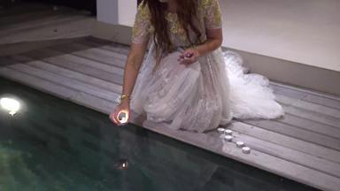年轻的美丽的新娘蜡烛晚上游泳池别墅