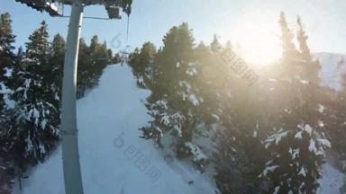 滑雪电梯<strong>拖动</strong>松森林区域日出山滑雪山坡上冬天度假胜地观点拍摄
