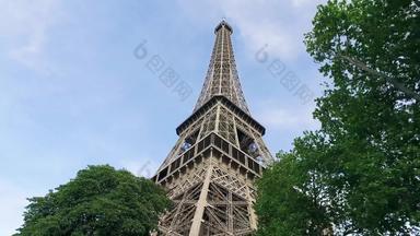 建立拍摄巴黎著名的埃菲尔铁塔塔动感视图