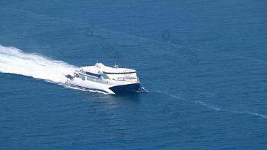 空中视图奢侈品游艇船航行高速度海