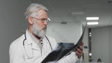 上了年纪的男性医生检查x射线扫描病人