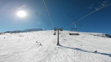 山景观观点滑雪山坡上滑雪电梯阳光明媚的一天山峰会托多尔卡班斯科世界杯滑雪度假胜地保加利亚