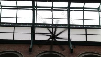 天花板电风扇市场大厅