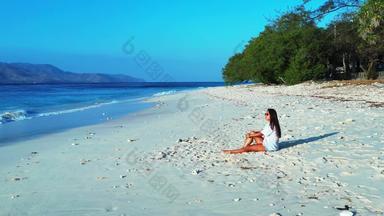 漂亮的有趣的女性假期有趣的海滩夏天白色沙子蓝色的背景