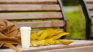 杯热咖啡黄色的秋天的般静美公园<strong>板凳</strong>上