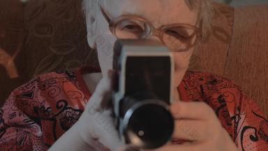 高级女人拍摄复古的视频相机