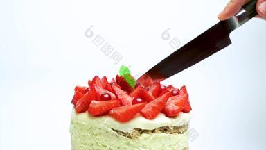 高加索人女人手刀减少片美味的<strong>蛋糕装饰草莓</strong>薄荷小红莓孤立的白色背景适当的饮食好营养食物