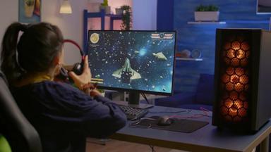 玩家玩空间射击游戏视频游戏强大的电脑