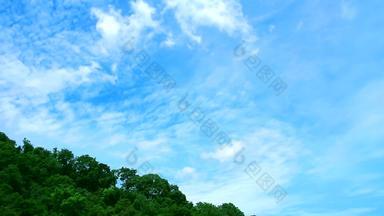 清晰的蓝色的天空背景纯白色云移动山