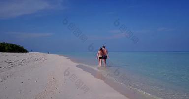 年轻的人爱约会假期享受奢侈品海滩天堂白色沙子背景