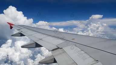 镜头飞机飞行翼飞机飞行白色云蓝色的天空美丽的空中视图窗口飞机旅行时间飞机假期假期时间
