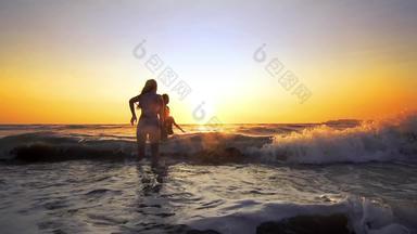 集团女朋友有趣的溅海洋波海滩日落电影替身慢运动