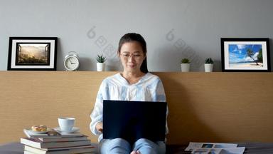 有吸引力的快乐女人视频调用使在线谈话移动PC电脑床上房间视频闲谈，聊天挥舞着手视觉屏幕谈话合作伙伴孤立的