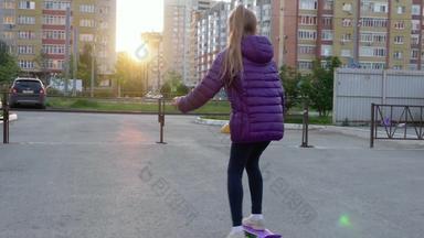 女孩少年滑板长董事会城市街晚上日落年轻的女孩骑滑板街阳光住宅建筑体育运动生活方式