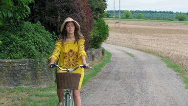 年轻的女人骑<strong>自行车污垢</strong>路丁顿威尔特郡曼联王国