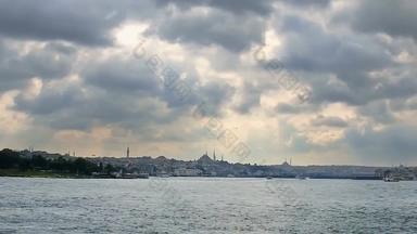 全景视图伊斯坦布尔冲洗地标性建筑清真寺尖塔桥梁塔多云的一天