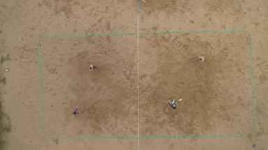 球员玩海滩排球空中垂直自顶向下视图