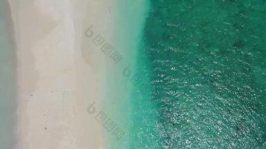 宽飞行复制空间拍摄阳光白色桑迪天堂海滩绿松石海背景色彩鲜艳的