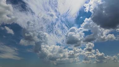间隔拍摄滚动云蓝色的天空背景白色毛茸茸的云关闭