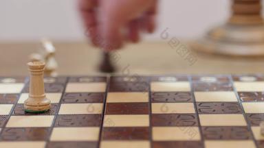 白色烟采取黑色的烟商人玩国际象棋达到白色王一块概念克服困难实现目标业务战略形成国际象棋游戏