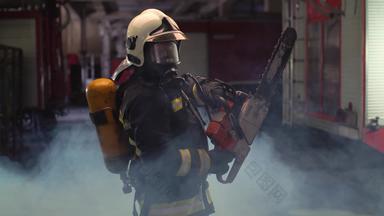 <strong>消防</strong>队员肖像穿完整的设备氧气面具权力液压切割<strong>工具</strong>烟火卡车背景