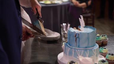 新娘新郎切割一块婚礼蛋糕