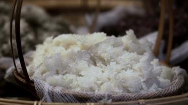 白色黏糊糊的大米煮熟的椰子牛奶泰国甜点热气腾腾的篮子慢运动