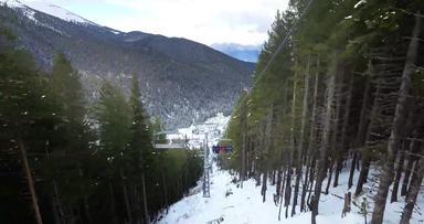 滑雪电梯椅子冬天一天现代椅子滑雪电梯滑雪度假胜地人骑滑雪椅子电梯山电影替身回来视图