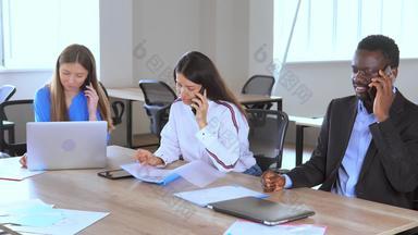 工作人员移动手机会说话的客户工作坐着桌子上