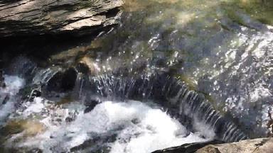 慢运动视频水流动岩石溪