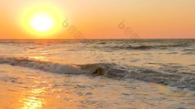 日出海滩美丽的自然海景照片中,背景冥想<strong>场景</strong>浪漫的<strong>电</strong>影背景美丽的日出海滩海沙子天空概念