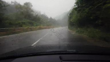 开车观点挡风玻璃车雨滴开车山沥青路