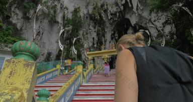 年轻的女人石头洞穴马来西亚爬楼梯需要图片平板电脑
