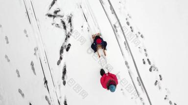 <strong>妈妈</strong>。拉孩子雪橇新鲜的雪的足迹可见女人孩子有趣的冷冬天一天家庭时间