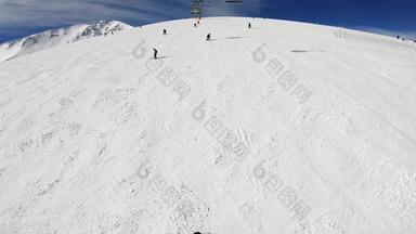 空中视图滑雪者单板滑雪享受阳光明媚的天气滑雪坡跑道山<strong>峰会</strong>冬天度假胜地