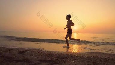 <strong>替身</strong>拍摄轮廓体育运动活跃的男孩运行锻炼海滩日落
