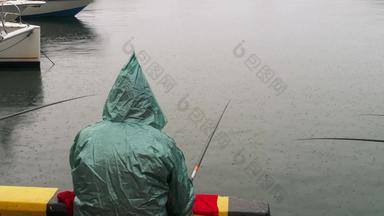 渔夫钓鱼雨