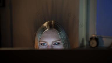 女人窥视电脑<strong>监控</strong>晚上作物视图美丽的女坐着晚上电脑相机前<strong>监控</strong>黑暗窗口模糊<strong>背景</strong>