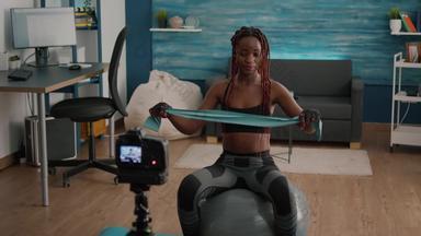 运动苗条的女人黑色的皮肤<strong>记录</strong>在线瑜伽类摄像机