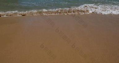 蓝色的海洋波桑迪海滩软波蓝色的海洋桑迪海滩背景前视图美丽的海滩宁静的波海海洋背景夏天假期概念