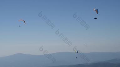 paraglides飞行清晰的蓝色的天空
