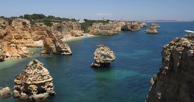 自然洞穴海军海滩阿尔加夫葡萄牙岩石悬崖拱门海军海滩绿松石海水海岸葡萄牙阿尔加夫地区