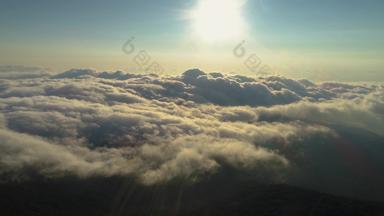 飞行向前重粉红色的云日出土地空中延时摄影运动无人机hyperlapse建立拍摄