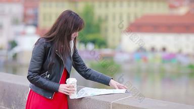 快乐年轻的城市女人喝咖啡<strong>欧洲</strong>城市旅行旅<strong>游</strong>女人热喝在户外假期<strong>欧洲</strong>