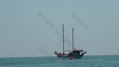 帆船海地平线难民移民上橡皮艇达到希腊岛莱斯博斯岛穿越爱琴海海火鸡