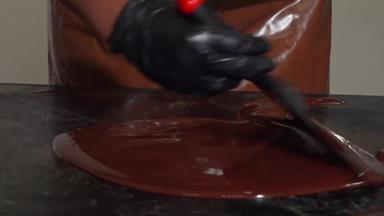 巧克力制造商回火热巧克力工作厨房