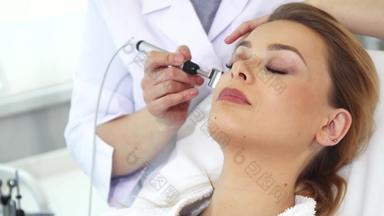 美容师电离子透入疗法辊客户的脸
